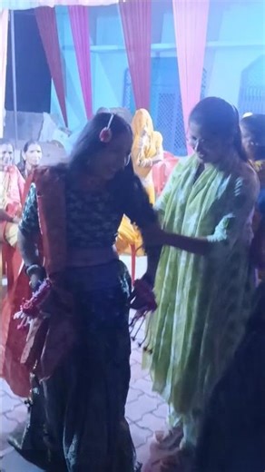 गाड़ी वाला घर से कचरा निकाल