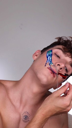 dion yorkie on Instagram: "Pull the chain and paint what you see 🪄🫧🐠 would you try this technique? I’m obsessed 🎨 • • • #makeuptutorial #satisfying #reels #instagramreels #avantegarde #artsymakeup"