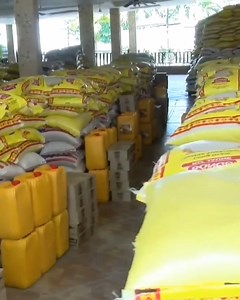 Mezanmi PM Garry Conille Komanse mete pyel atè l ap distribye manje bay pèp la | Haiti Buzz Lakay