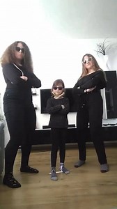 360K views · 3.4K reactions | Další tanec na song “Karanténa”.  Míša a její holčičí parta to pěkně na song od MIMICHAL KAVALČÍKozbalily. 朗 Holky jste  Hezkou sobotu přejeme všem. ☀️ | Radio Kiss | Facebook