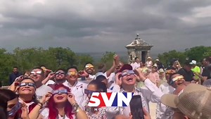 #Entérate 🔵🔴 Piden una señal al #Eclipse Claudia Sheinbaum y todo su equipo en #Campeche 🙄 En redes sociales dicen que el solecito los vió así 😶‍🌫️ #SVNNoticias | Sonora Visión Noticias SVN