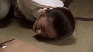 美女卧底身份暴露，鬼子用麻绳对她五花大绑，还对她严刑逼供