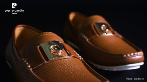 PARIS INSPIRATION | ĐÔI GIÀY LƯỜI ĐÁNH DẤU CỘT MỐC 100 CỬA HÀNG "Giày Lười Cao Cấp Pierre Cardin - PCMFWLH 520 có thiết kế logo Pierre Cardin 100 bản to, mạ vàng sáng bóng lần đầu tiên xuất hiện. Logo chữ P của thương hiệu Pierre Cardin đại diện cho biểu tượng cao cấp của thời trang thế giới. Con số 100 đánh dấu cột mốc 100 cửa hàng Pierre Cardin Paris Vietnam trên toàn quốc. Từ đó khẳng định chắc chắn vị thế HỆ THỐNG SỐ 1 GIÀY TÂY VÀ PHỤ KIỆN DA TẠI VIỆT NAM." - Pierre Cardin Paris Vietnam (202