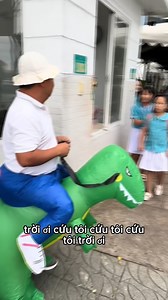 802K views · 28K reactions | Hóa ra đằng sau anh bố tưng tửng mang khủng long đến đón con gái tan học là một câu chuyện cảm động... #Vietnamnet #Đờisống #Tinnàyhot #NH | Vietnamnet.vn | Facebook