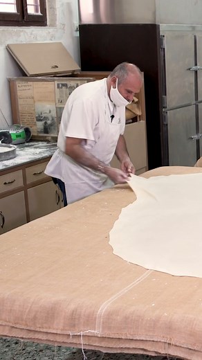 Cómo se hace la masa filo a mano en Grecia #Grecia #Cocina #Filo | Insider Español