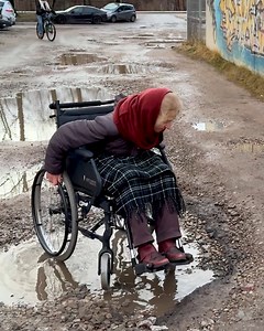Struggling Elderly Woman Stuck in Wheelchair—Then a Stranger Does THIS! ❤️🚴‍♂️ | Furniture Fashion