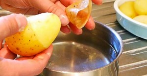 Peel Potatoes Quickly With This Tip From Grandma, So Easy!