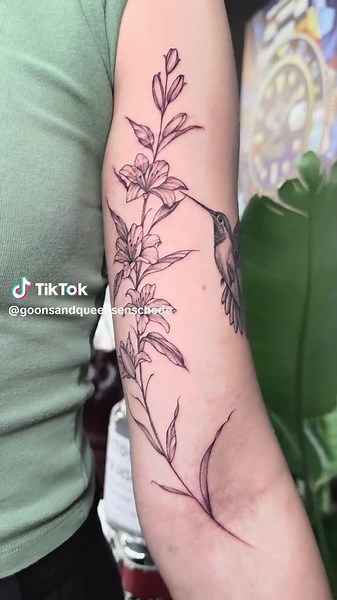 THE FINEST FINE LINE QUEEN IN TOWN DID THAT 🤩 AMAZING FINE LINE FLOWER ART WORK WITH A STUNNING WORLD LEVEL COLIBRI MADE BY OUR FINE LINE QUEEN LUISA 😍🕊️ - THE BEST IN DELICATE FINE LINE! 🤩 Book your appointment via the link in bio or DM/CALL/WHATSAPP! 📨 #fineline #finelinetattoo #fyp #colibri #tattooshopenschede