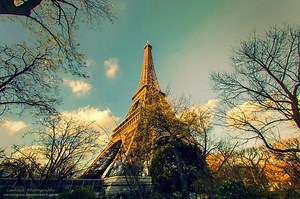 Vì sao tuyệt đối không được chụp ảnh tháp Eiffel vào ban đêm?