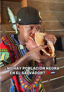 Ellos son los garífunas de Honduras y los conocimos durante nuestro viaje a La Ceiba. Cuando los conocí, no pude evitar preguntarme por qué en El Salvador no vemos esta cultura con la misma fuerza que en otros países de Centroamérica. Y parte de la respuesta está en nuestra historia. En El Salvador hubo un presidente llamado Maximiliano Hernández Martínez que en 1933 restringió la entrada de personas afrodescendientes al país. Por eso esta cultura no tiene la misma fuerza que vemos en otros país