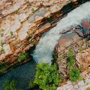 💦 On the road between Kununurra and Wyndham you'll find The Grotto, a deep gorge with a picturesque swimming hole and stunning Wet Season waterfall. This magnificent gorge provides a safe swimming spot with the 120m cliff face dropping into the water and becoming a spectacular waterfall. 🧡 💦 To plan your swim in the refreshing waters of this epic natural chasm check out www.australiasnorthwest.com/explore/kimberley/kimberley-waterfalls We acknowledge the Traditional Custodians throughout the 