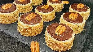 87K views · 2.1K reactions | Astazi va prezint un desert delicios care se pregateste in cateva minute. Fara zahar | Fara oua | Fara complicati recomand sa o incercati. Reteta ingrediente aici : Reteta ingrediente : 120 gr sirop de cocos 2 lingurite pasta de vanilie 75 gr amidon de porumb 600 ml lapte 30 gr unt Putin ulei pentru uns paharele Nuca pecan macinata 40 gr ciocolata 2 linguri lapte Jumatati de nuca pecan pentru decor | Bucătărește cu Rodica | Facebook