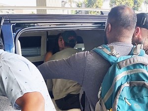 Hrithik Roshan, who jetted off with his team, received a goodbye kiss from his girlfriend Saba Azad at the airport on Monday. | NDTV