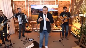 💛A pedido, "Verde Vinho", especialmente para as amigas de Portugual. 😃 Verde Vinho Roberto Leal Ninguém na rua, na noite fria, só eu e o luar Voltava a casa, quando vi que havia luz num velho bar Não hesitei, fazia frio e nele entrei Estando tão longe da minha terra, tive a sensação de ter entrado numa taberna de Braga ou Monção E um homem velho se acercou e assim falou Vamos brindar com vinho verde que é do meu Portugal e o vinho verde me fará recordar A aldeia branca que deixei atras do mar 