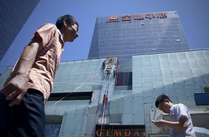 Bestrafung made in China: Bank lässt Angestellten den Hintern versohlen