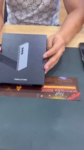 2.8K views · 13 reactions | TIẾP TỤC đập hộp 朗 Galaxy Z Fold 6 Newseal Hãng. Cảm ơn anh trai trẻ đã chọn #ALOVIET là nơi unbox chiếc siêu phẩm cao cấp . Chúc anh trai luôn thành công hơn trong công việc và có nhiều trả nghiệm trên chiếc #Smartphone của mình nhé 殺 | Alovietstore Đà Nẵng | Facebook