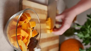 In einer durchsichtigen Glasschüssel gibt es: Stockvideos & Filmmaterial (100 % lizenzfrei) 3421557253 | Shutterstock