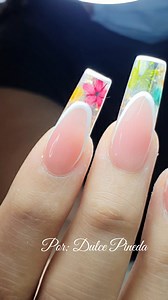 Encapsulated flowers, on nails. | Yuslaidy de Ruano