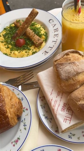 Bon Vendredi et excellente journée Have a nice Friday Crédit Photo: @macaroonsandroses Follow us on IG: @champselysees_paris www.champselysees-paris.com © Paris, Always an Amazing idea! #paris #igersparis #petitdejeuner #breakfast #croissant #chocolate #caretteparis | Paris, France