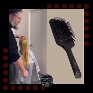 Truc & Astuce du Salon – La brosse paddle, ton alliée de tous les jours! Tu connais la brosse paddle qu’on utilise au salon? Elle peut vraiment faire une différence à la maison aussi! 1. En position verticale : pour démêler sans casser Utilise ta brosse à la verticale pour démêler en douceur. Commence par les pointes, puis remonte tranquillement. Résultat : moins de casse, plus de douceur! 2. En position horizontale : pour un brushing plus lisse Quand tu fais ton brushing, passe ta brosse à l’ho