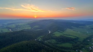 2.4K views · 68 reactions | ZACHÓD SŁOŃCA nad granicą między Bieszczadami, Beskidem Niskim i Pogórzem Bukowskim  Na filmie warto zwrócić uwagę na rzekę Osława oraz tory linii kolejowej nr 107 biegnące od Zagórza w stronę Komańczy i Łupkowa. Pięknie tu mamy?  | Bieszczady Biuro Podróży Bieszczader | Facebook