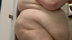 arilore - SSBBW takes a shower in a public locker room - ManyVids