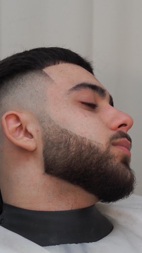 BEARD _______________________________ FADING COURSE ⏭️ Click on the link in bio join the course and learn the fundamentals of skipping guards | I will be showing you step by step HOW TO - Fade with number one guard skipping all the guards between ( 1,5 and 0,5 ) 📈 click on link in my bio to get started 🚀🚀🚀🚀 COURSES ⏭️ 1:1 courses hosted in London 📍bookings through email 📧 info@yassthebarber.co.uk _______________________________ . . . #barbertalent #barberlife #barbertakeover #barberlove #