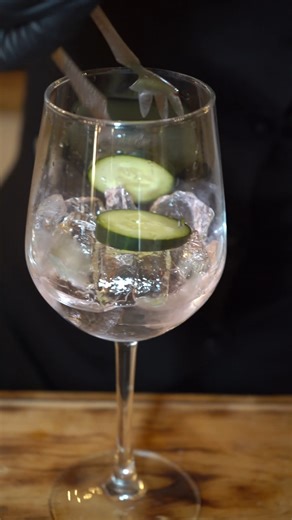 🍹🌴 This is how we mix the vibrant flavors of fresh fruit and gin to create a cocktail that is pure freshness. Ideal to enjoy by the pool or on the beach, this drink is a tribute to the sunny days in Cabo. #clubsolaris #cabos #drink #ginebra 🍹🌴 Así es cómo mezclamos los sabores vibrantes de la fruta fresca y la ginebra para crear un cóctel que es pura frescura. Ideal para disfrutar junto a la piscina o en la playa, este trago es un homenaje a los días soleados en Cabos. | Club Solaris