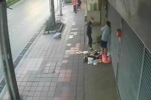 Homeless Thai man stabs woman over dispute 15 years ago (video)
