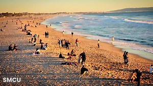 16K views · 1K reactions | As Thursday concludes, the golden sunset bathes Santa Monica Beach in a warm glow. Visitors unwind by the soothing waves, embracing the calm of a typical Southern Californian evening. #SantaMonicaSunset #BeachLife  Fabian Lewkowicz | Santa Monica Close-up | Facebook
