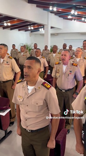 Reunión con los Sargentos Comando del MPPD, Comandancia General GNB, Grandes Unidades Unidades de Empleo Estratégico y Comandos de Zona de la GNB a nivel nacional 🇻🇪 En el marco de la Guía de Planeamiento, sostuvimos una importante reunión con todos los Sargentos Comando, donde hicimos entrega formal de la Directiva que regula las funciones del cargo de Sargento Comando de la Benemérita Guardia Nacional Bolivariana. Nuestros hombres y mujeres de uniforme son el motor de esta Institución; por e