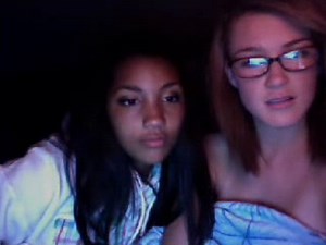 Des ados mignonnes jouent devant la webcam