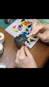 Painting the Tiffany dragonfly ceiling lamp. Always relaxing.. #dollhouseminiatures #esthersminiatures #poppenhuis #dollhouseceilinglamp #puppenhaus #dollhousedecor #miniaturetiffanylamp | Esther's Miniatures