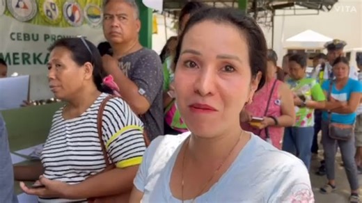PANOORIN | Nagpapasalamat ang solo parent na si Mary Jean Seno mula sa barangay Biasong, Talisay City, Cebu dahil makakatipid na siya sa kaniyang pagbili ng bigas mula sa programa ng pamahalaan. Malaking bagay para sa mga walang katuwang sa buhay na gaya niya ang programang P20 Benteng Bigas Meron Na dahil magagamit pa niya ang perang matitipid mula sa pagbili ng bigas para sa iba pang mahalagang kailangan ng kaniyang pamilya. Nasa agri-trade fair area sa back gate ng Talisay City Hall ang benta