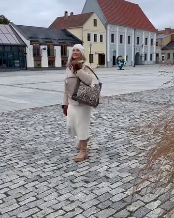 Rankinės su natūraliu kailiu😍 Tai aksesuaras, kuris gali pridėti elegancijos bei išskirtinumo 😍😍 #natūralu #toeveryone #stebėtojai #fashion | Manmoda