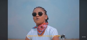 5.2K views · 683 reactions | Tiens comment c’est parti J’vais chanter longtemps Je rappe ma vie sans cesse j’entends les mêmes qui me disent Les mêmes qui m’envient Laissez moi crier que j’suis forte Laissez moi crier que j’suis un peu folle Laissez moi crier que j’suis forte Laisse moi kiffer j’suis folle En 2/2 sur YouTube , lien en commentaire 麟❤️ | Laïla And The Groove | Facebook