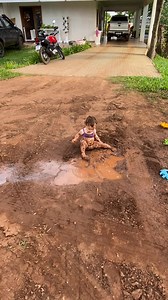 1.1M views · 43K reactions | A Julia brincando no barro | Dionisio Schaefer para pensar, refletir e agir | Facebook