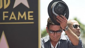 Így búcsúzott Charlie Sheen Conchata Ferrelltől, a Két pasi – meg egy kicsi sorozat Bertájától