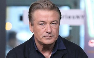 Alec Baldwin disparó accidentalmente un arma de utilería y mató a una mujer