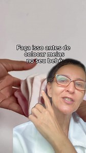 5.5K views · 23 reactions | Cuidado ao colocar as meias nos pés do seu bebê para evitar lesões nos dedinhos,corte os fiapos de dentro das meias antes de usá-las #meias #bebê #pés | Manual das Dicas Saudáveis | Facebook