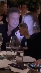 30K views · 1.7K reactions | Padre eh Hija Juntos y felices: Luis Miguel y Michelle Salas platican animadamente, mientras ella le enseña algo en su celular. 殺#LuisMiguel #Michelle #Amor #Familia #LuisMiguelHija #LuisMiguelFans | 핃필 픽핒핟핤 핀핟핔할핟핕핚핔핚할핟핒핝 | Facebook