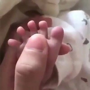 33 reactions · 6 comments | #Réflexe_de_préhension ou réflexe d'agrippement (en anglais grasping reflex). C'est un réflexe primitif présent chez le nourrisson. | Afrik Health TV | Facebook