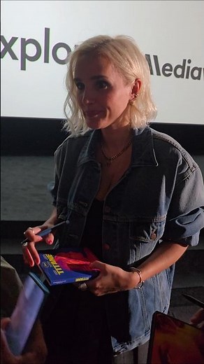 Alpha, Julia Ducournau avec ses fans à l'avant-première du film à Paris