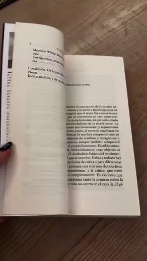 ¿Sabías que el género es una construcción social? Explora ‘El género en disputa’ de Judith Butler para comprender más allá de nuestras ideas preconcebidas. Una lectura clave en la teoría queer 🏳️‍🌈 #HolaSoyVioletta #HablaConVioletta #relacionessanas #genero #bookrecs | Violetta