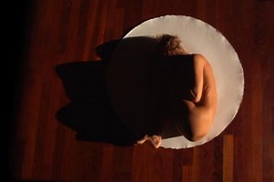 Bekend naaktmodel Marisa Papen wil opnieuw taboes doorbreken met kortfilm over menstruatiecyclus: “Eerbetoon aan vrouwen”