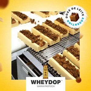 Com um sabor único e exclusivo do tradicional doce de leite argentino, WHEYDOP BAR X é uma barra proteica com textura cremosa, macia e com um sabor viciante de dar água na boca. Sem adição de açúcar e com alto teor de fibras, ela traz cremosidade extra para o seu lanche. R$9,99 #pensecomoatleta #puroounada #wheydopbar #barradeproteina #lanchefit | Heavy Nutrition Suplementos Alimentares