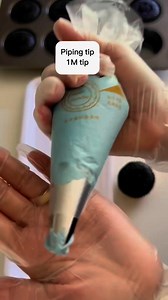 A little piping therpy. 💕🧁🧁Piping tips used: 1M tip, wilton tip no. 32 and Wilton tip 102. #cupcakedecorating #cupcakepiping #buttercream #cupcakedecoratingreels #jillianasbreadbasket | Jilliana's Bread Basket