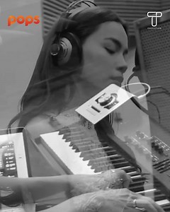 Vì em yếu đuối, muôn đời em vẫn yếu đuối. Anh không phải em đâu thể hiểu được. Cre: Gửi Người Yêu Cũ - Hồ Ngọc Hà #HoNgocHa #GuiNguoiYeuCu #TProduction #KenhNhacViet -------------- © Bản quyền của video này thuộc về Hồ Ngọc Hà - đối tác POPS. © The copyright of this video belongs to Ho Ngoc Ha - a POPS partner. videoID:la_ey_Ywprw | Kênh Nhạc Việt