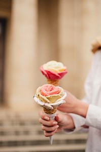 Um cone de gelato recheado de três sabores, é um cone recheado de três motivos para seres, ainda mais, feliz! ❤️ É, ou não é? 😅 Visita-nos: 📍 Lisboa l 📍 Porto l 📍 Vilamoura | Amorino Portugal