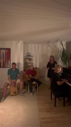 Akustisch ist auch ganz cool, oder? Die Album Version von 🌟Outside the Line 🌟 kannst du ab sofort überall streamen 🎵 #newrelease #newmusic #echosun #aurora #indipop #popmusic #foryou #foryoupage #pop #rock #outsidetheline #unplugged